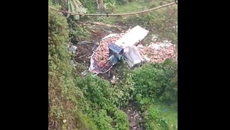 Truk Bermuatan Susu Masuk Jurang di Cianjur, Sopir Terjebak