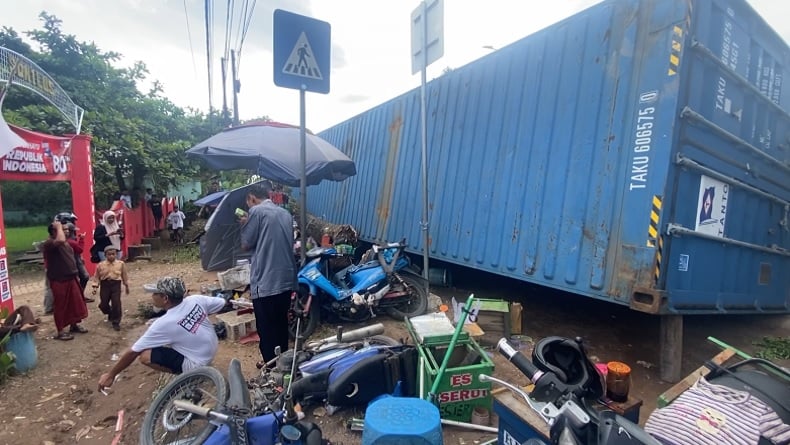 Kontainer Jatuh di Depan SDN 1 Landasan Ulin Selatan, 8 Siswa Terluka