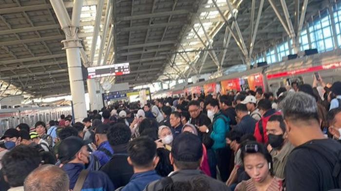 KRL Anjlok, Penumpang Menumpuk di Manggarai