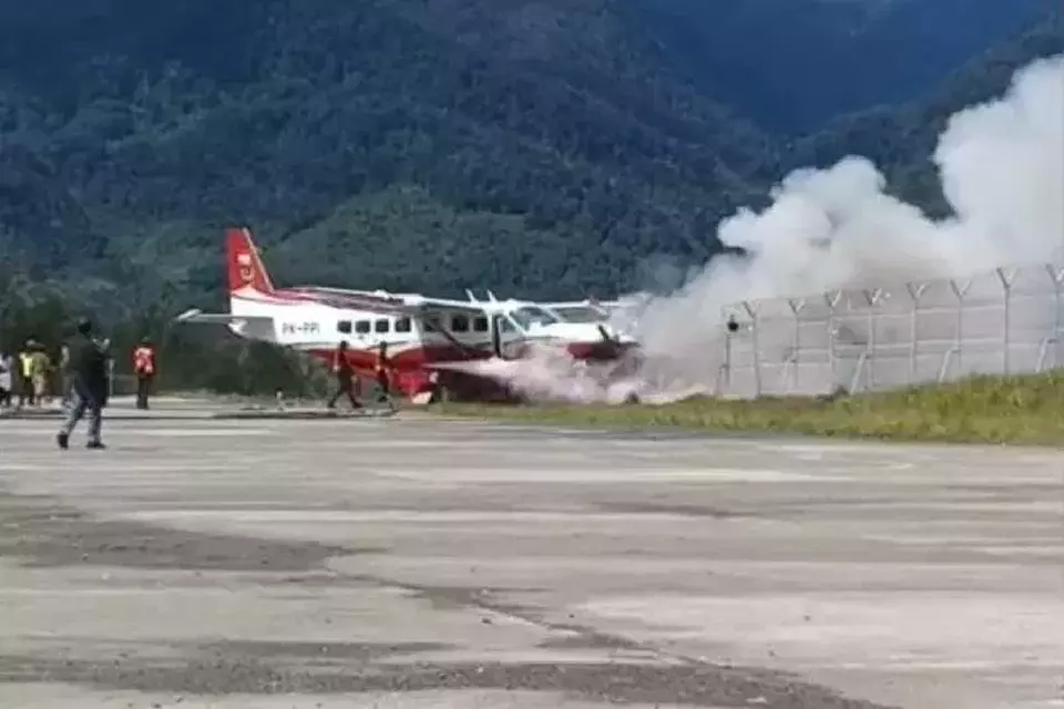 Pesawat Amole Air Terbakar di Bandara Aminggaru Puncak