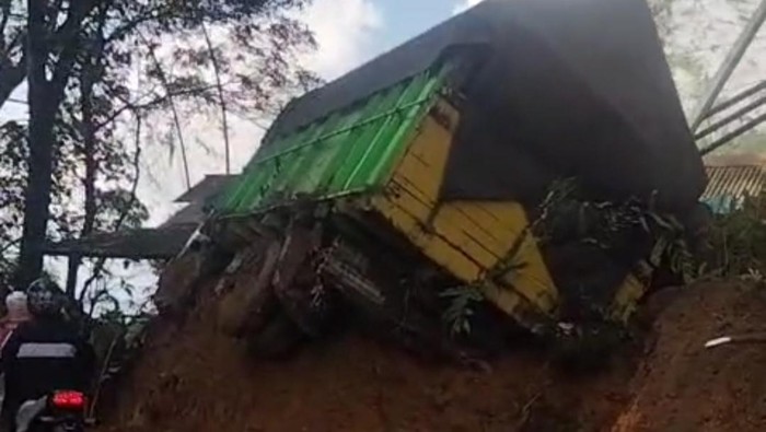 Tebing 20 Meter Runtuh, Jalan Piket Nol Lumajang Lumpuh Total