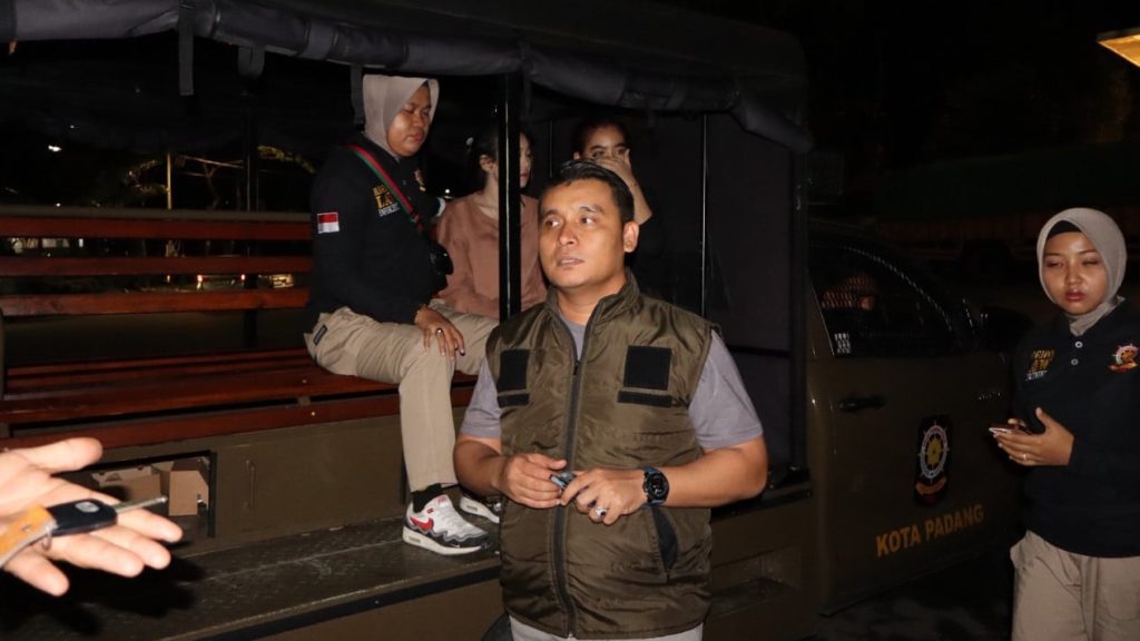 Satpol PP Amankan 10 Muda-Mudi Nongkrong Larut Malam di Padang