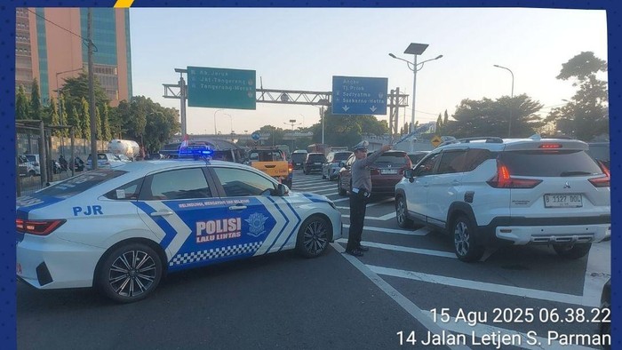 Truk Boks Terbalik di Tol Dalam Kota, Akses Tomang Ditutup Sementara
