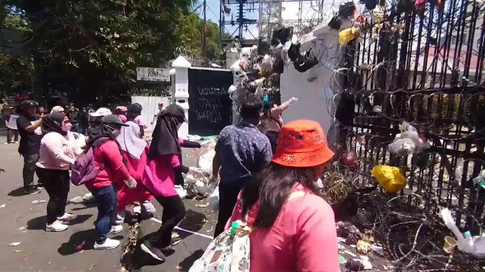 DPRD Jabar Dilempari Sampah, Massa Sindir Dewan