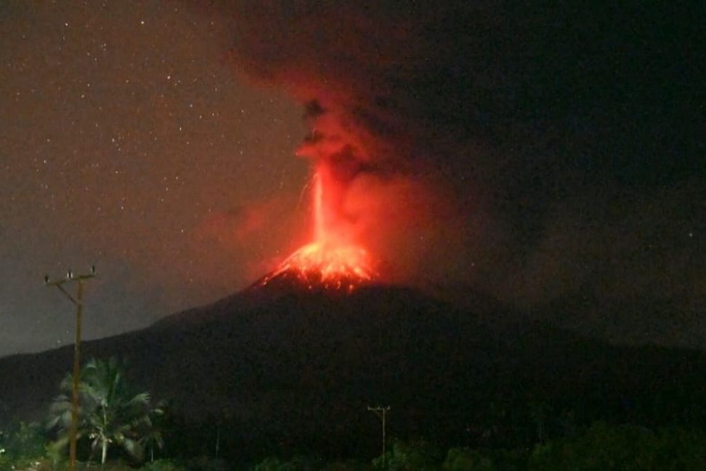 Gunung Lewotobi Meletus, Abu Capai 6.000 Meter
