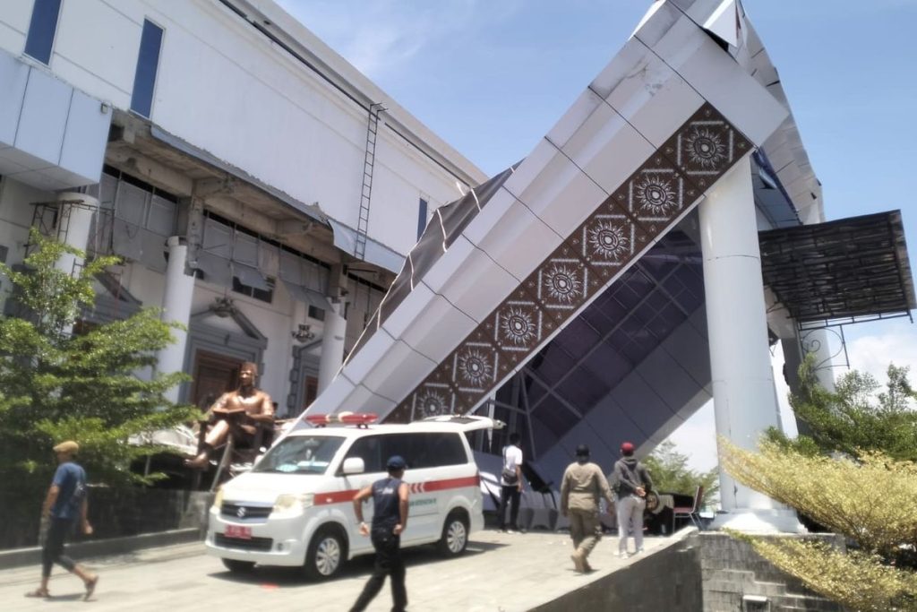 Atap Teras KPT Brebes Ambruk, 3 Pekerja Jadi Korban