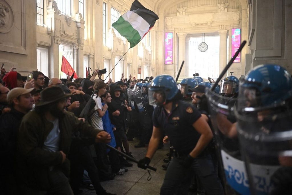 Bentrok Pro-Palestina dan Polisi Warnai Aksi di Milan