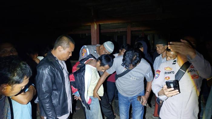 Anak Tega Tebas Ayah Kandung Saat Salat Magrib di Masjid Polewali Mandar