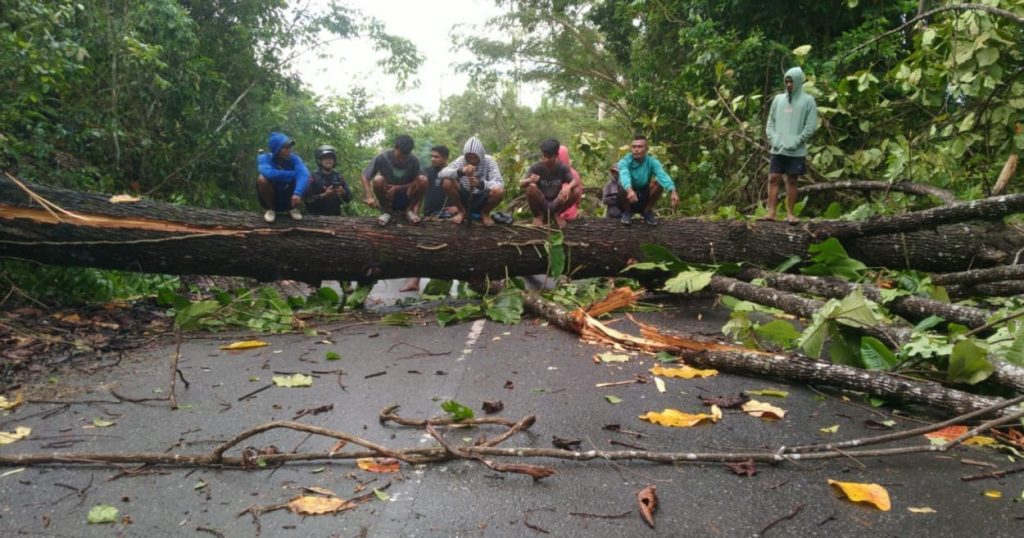 Warga Kaibobo Blokade Jalan Trans Seram Tuntut Hak Ulayat