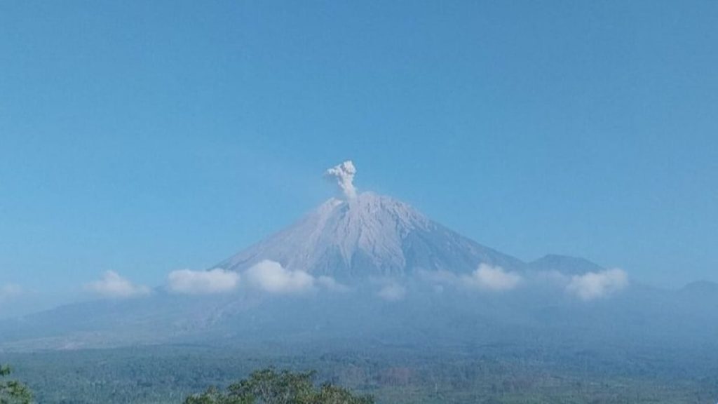 Gunung Semeru Erupsi Lagi, Warga Diminta Jauhi Radius 8 Kilometer