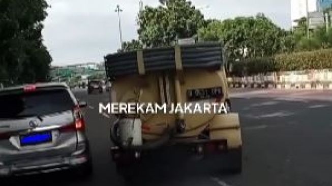 Truk Terekam Buang Tinja ke Ciliwung dari Tol Cijago