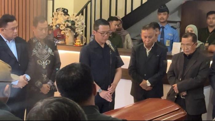 Isak Tangis Pecah Saat Pemakaman Zetro Leonardo di TPU Sari Mulya
