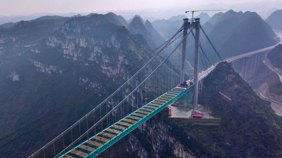 Jembatan Tertinggi Dunia di China Siap Dibuka