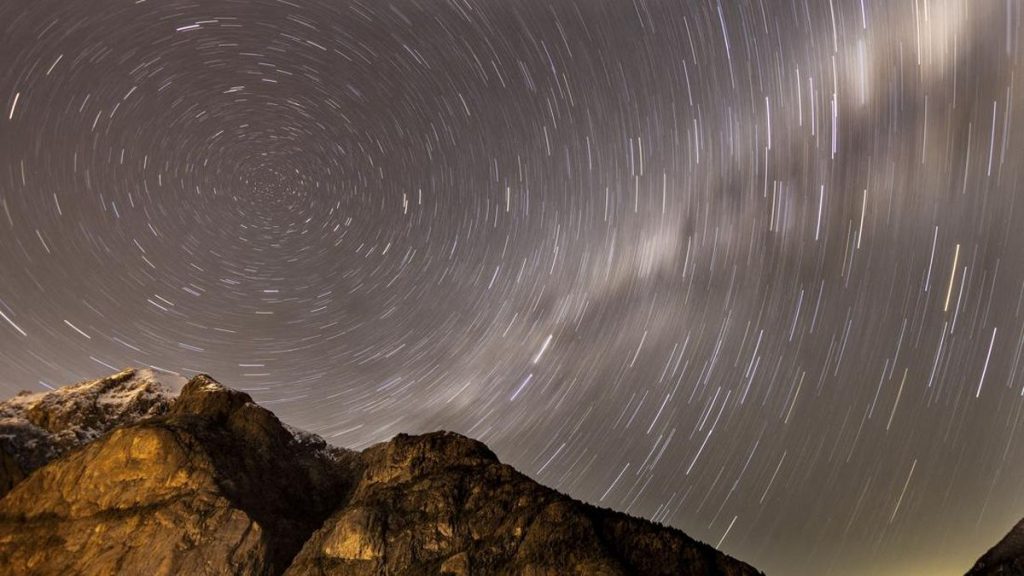 9 Fenomena Langit Oktober: Hujan Meteor dan Supermoon Menanti