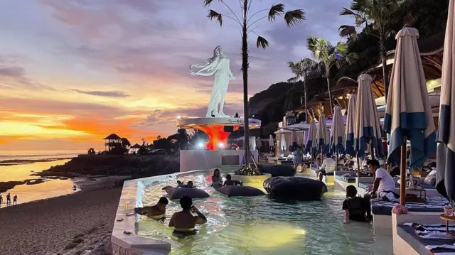 Bali Terjebak Sukses Pariwisata?
