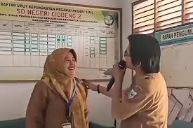 Oknum Kepala Sekolah dan Guru SD di Pandeglang Karaoke, Heboh!