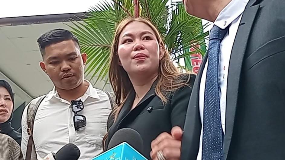Nikita Mirzani Dicibir Usai Pakai Jaket Pinjaman di Persidangan