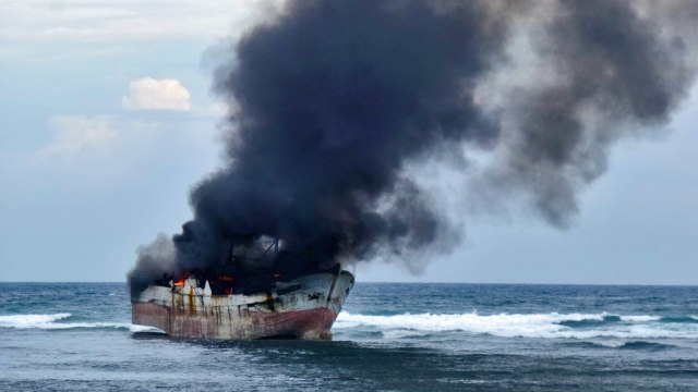 Kapal AMJ 4 Terbakar di Dermaga Labuhan Haji, Nakhoda Selamat