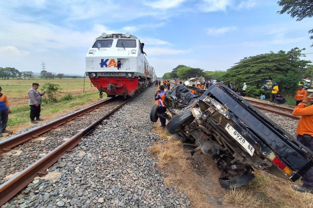 Kecelakaan Kereta vs Pikap di Cirebon, 2 Orang Tewas