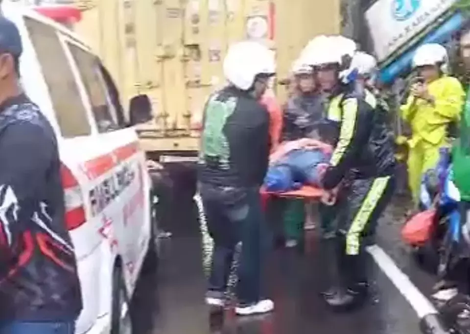 Rem Blong, Truk Boks Tabrak Motor di Puncak, Ibu dan Dua Anak Luka