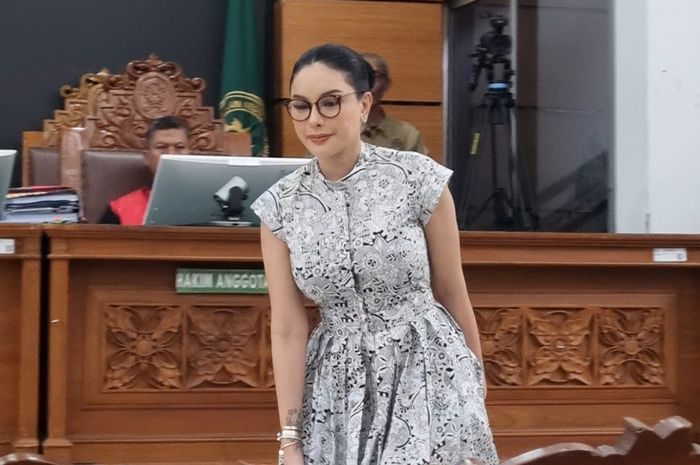 Nikita Mirzani Hadapi Sidang Pemerasan, Aksi Cek Outfit Jadi Sorotan