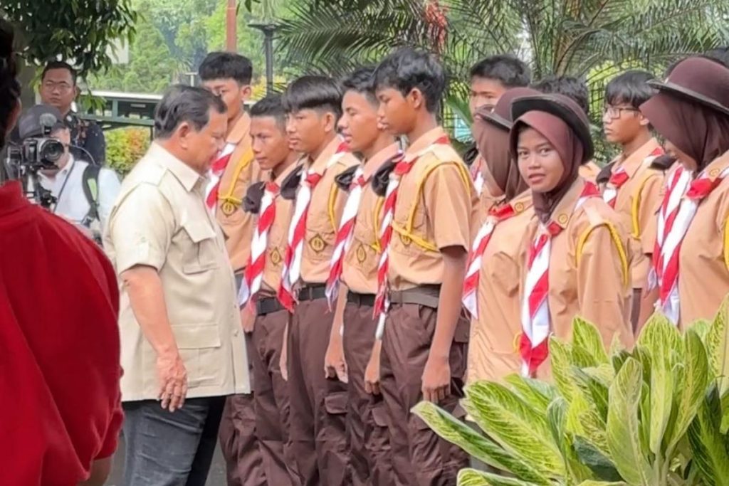 Prabowo Kunjungi Sekolah Rakyat, Murid Sambut Antusias