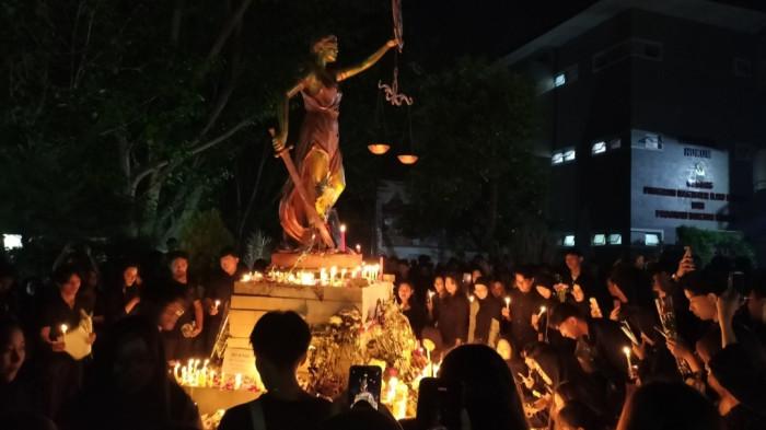 Mahasiswa Unnes Gelar Aksi Lilin untuk Iko Juliant