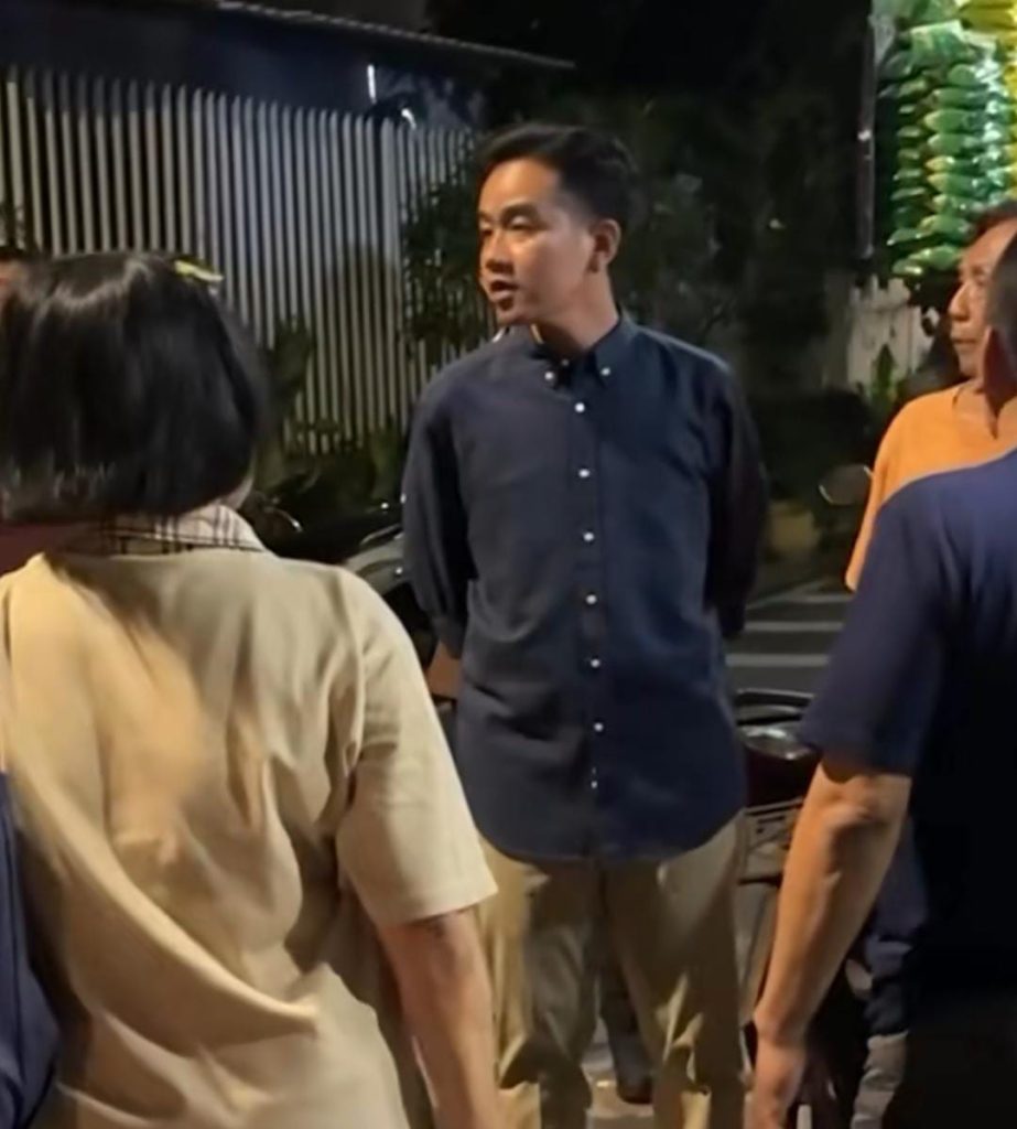Gibran Rakabuming Sambangi Warga Jaga Malam di Jakarta