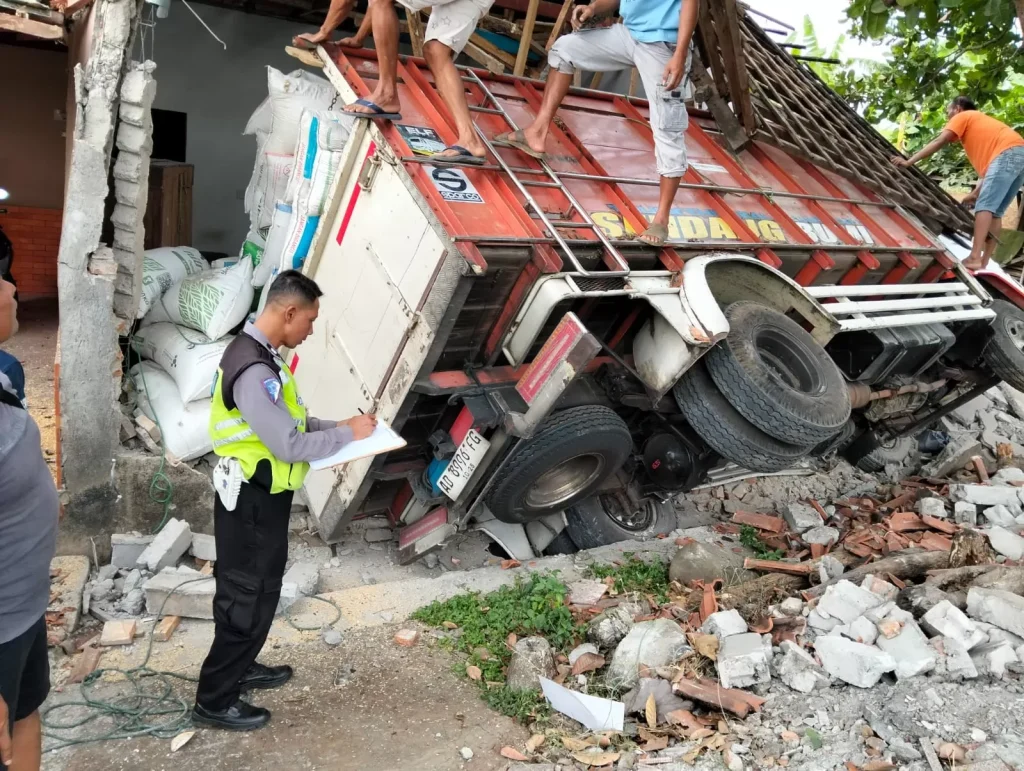 Truk Tabrak Pejalan Kaki dan Rumah Warga, Satu Orang Meninggal