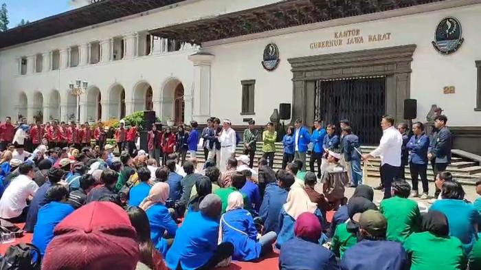 Tanpa Ricuh, Dedi Mulyadi Pilih Berdialog dengan Mahasiswa