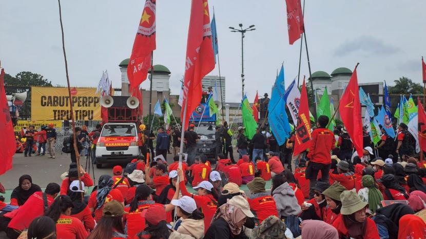 Ribuan Buruh Siap Kepung DPR Hari Ini