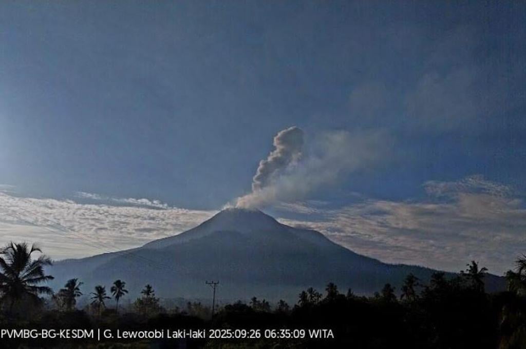 Gunung Lewotobi Laki-laki Erupsi Lima Kali Sejak Dini Hari