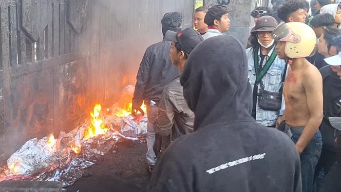 Unjuk Rasa di DPRD Samarinda Ricuh, Gerbang Dibakar