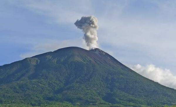 Gunung Ile Lewotolok Erupsi, Warga Diminta Jauhi Radius 3 Km