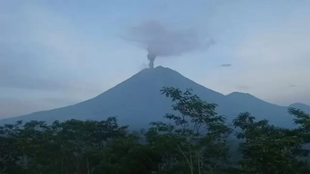 Erupsi Gunung Semeru 700 Meter, PVMBG Imbau Jaga Jarak Aman