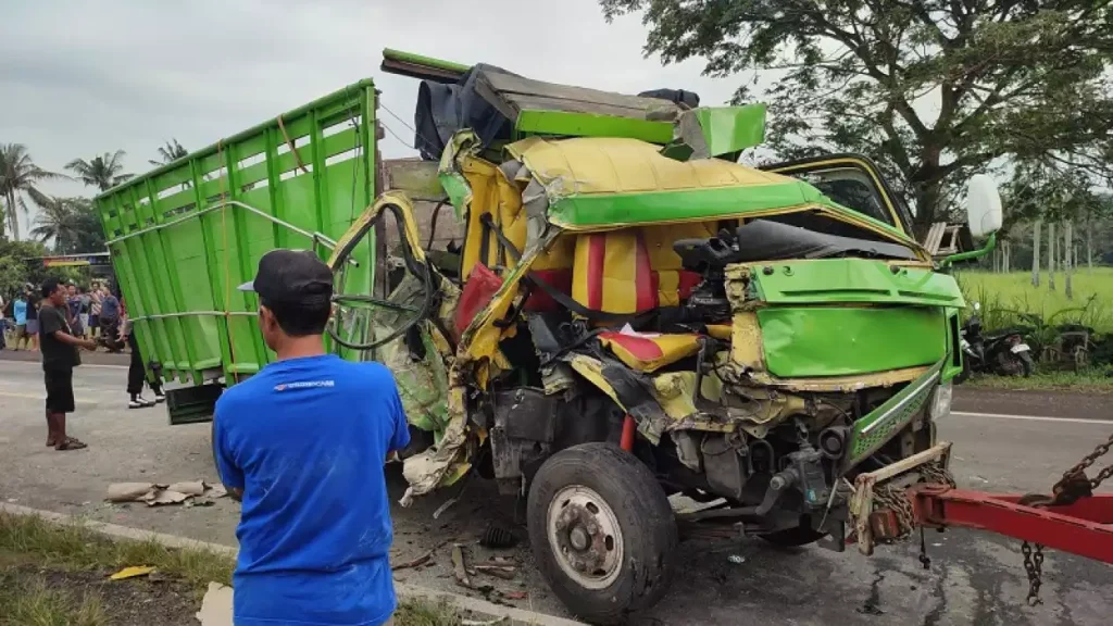 Tabrakan Dua Truk di Purworejo, Sopir Luka Parah