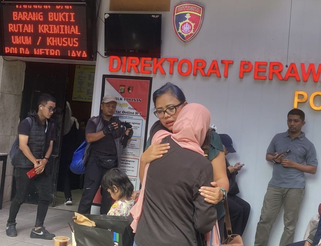 “Dia Bukan Koruptor”, Tangis Ibu Delpedro Pecah di Polda Metro