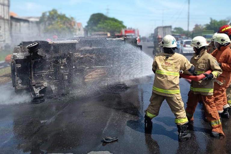 Mobil Boks Terbakar di Tol Dupak, Dagangan Ratusan Juta Ludes