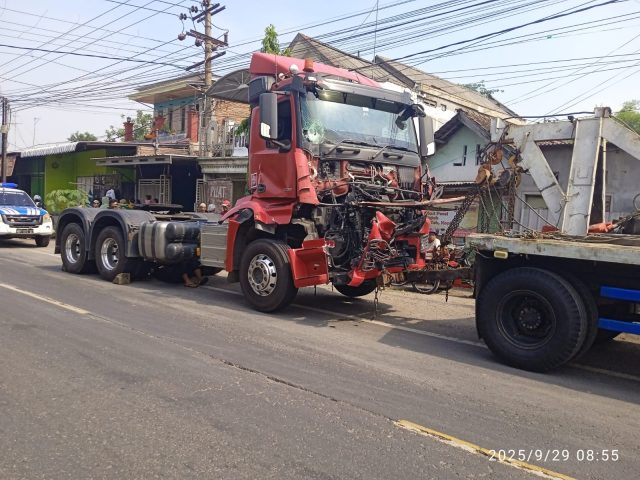 Kecelakaan 2 Truk di Jombang Sempat Picu Kemacetan Panjang