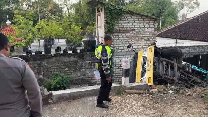 Truk Muatan Pasir Timpa Rumah di Bangkalan, Dua Bocah Tewas