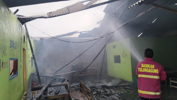 Sampah Terbakar Picu Kebakaran Warkop Karaoke di Tulungagung