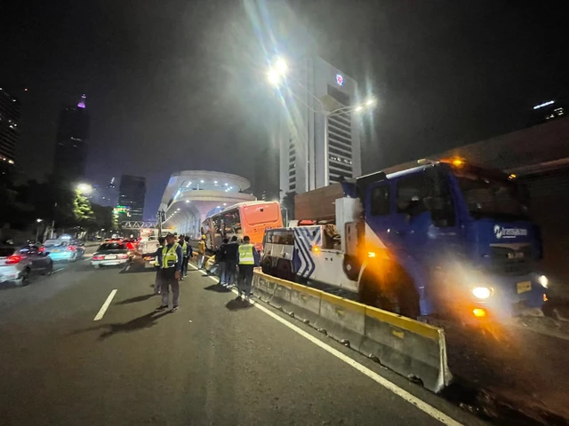 Bus Transjakarta Tabrak Halte Dukuh Atas, Tak Ada Korban