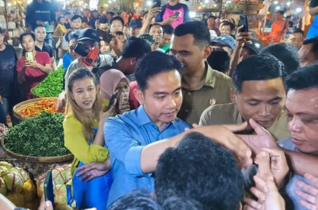 Gibran Tinjau Pasar Jagasatru, Pastikan Harga Pangan Aman