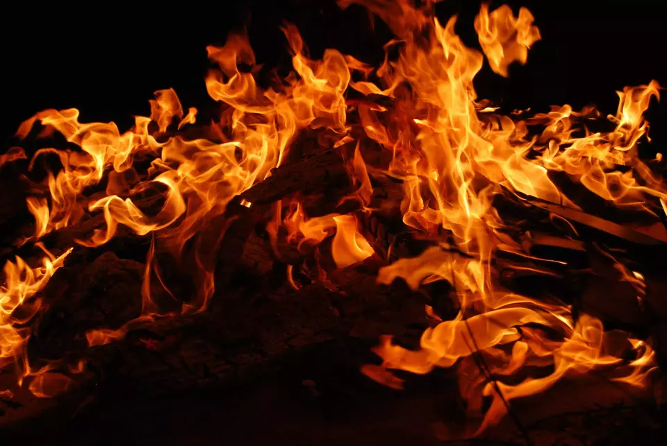 Warung di Penjaringansari Ludes Terbakar, Diduga Akibat Pembakaran Sampah