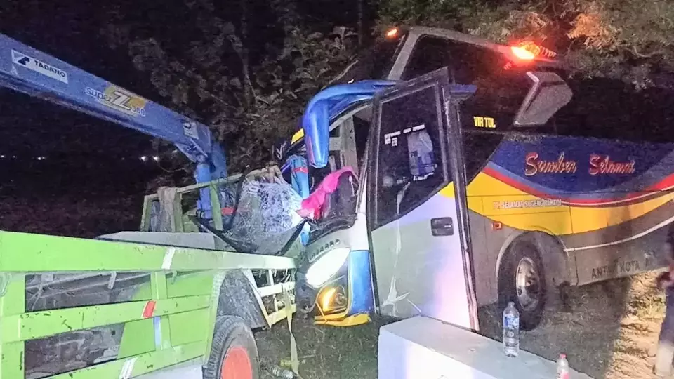 Bus Sumber Selamat Tabrak Truk di Ngawi, Tiga Orang Luka