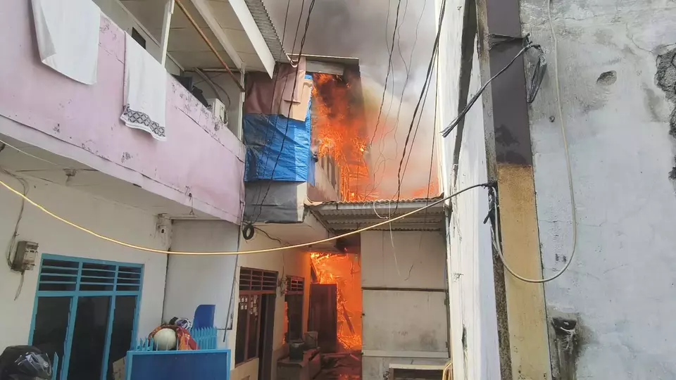 Kebakaran Hebat Landa Permukiman Tambora, 21 Mobil Dikerahkan