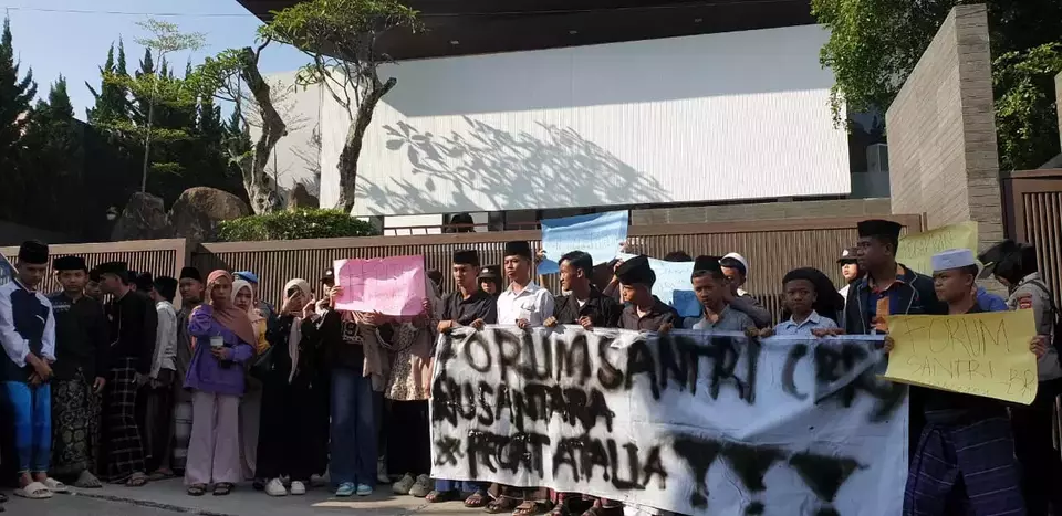 Santri Geruduk Rumah Ridwan Kamil, Protes Ucapan Atalia Soal APBN