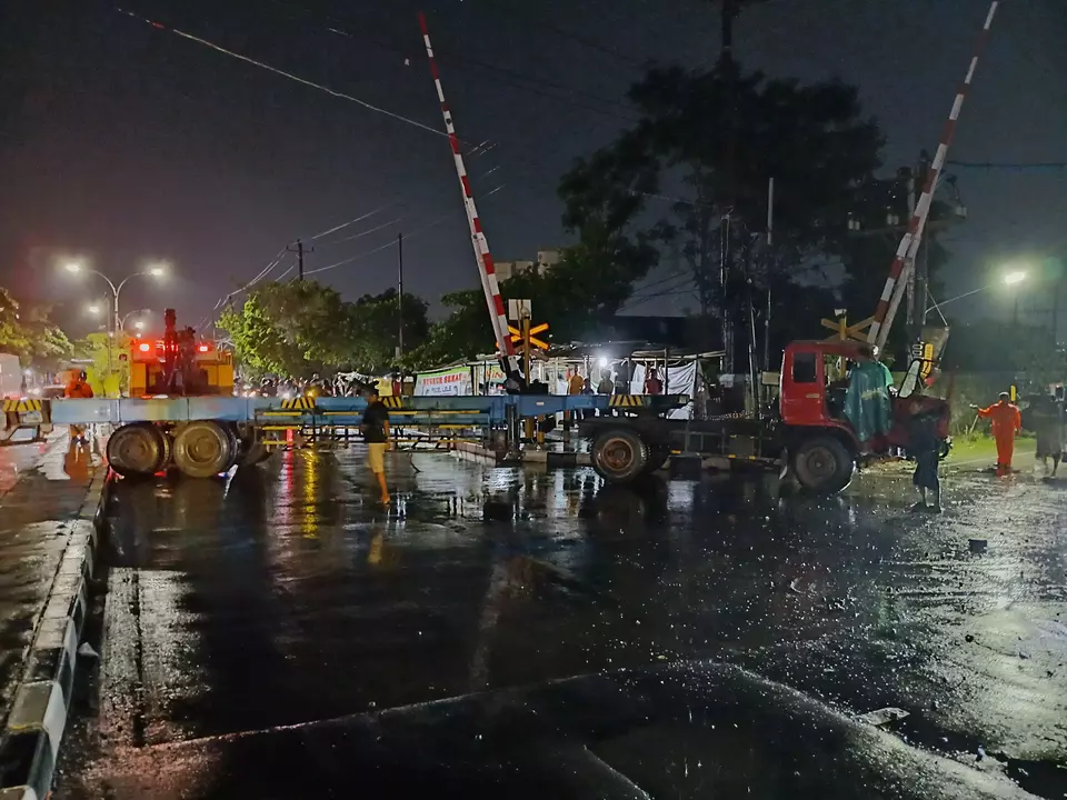 Truk Dihantam KA Harina di Semarang, Tak Ada Korban Jiwa