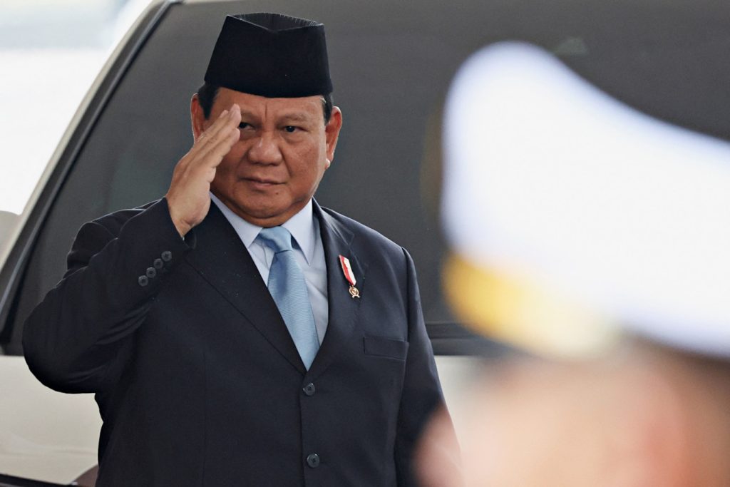 Prabowo Sematkan Bintang Kehormatan kepada 18 Prajurit TNI di Atas KRI Radjiman