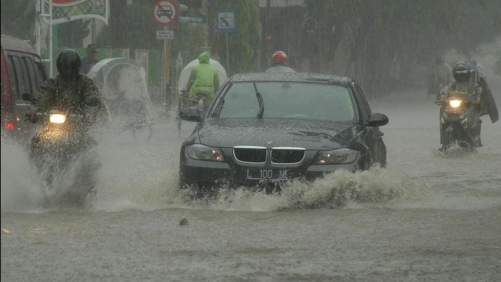 Angin Kencang, Hujan Petir, dan Banjir Rob Ancam Beberapa Daerah